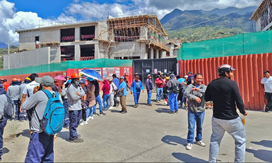 OBREROS REALIZAN PLANTÓN EN OBRA DEL NUEVO PENAL DE ABANCAY EXIGIENDO RESPETO A SUS DERECHOS LABORALES